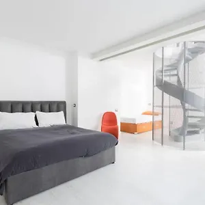 unique-4-storey-house-on-naviglio-4bd-4bt.italymilanhotels.net/